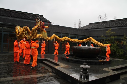 龍騰馬躍開門紅